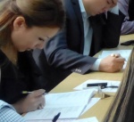 Алматы қалалық және аудандық әкімдігінің мемлекеттік қызметшілері қазақ тілін меңгеру деңгейін анықтау бойынша емтихан тапсырды