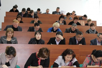 Государственные служащие Павлодарской области сдали тест на знание казахского языка
