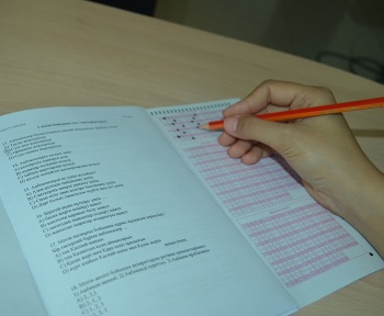 Государственные служащие и сотрудники негосударственных организаций города Алматы прошли тестирование на знание казахского языка