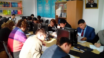 Алматы қалалық және аудандық әкімдігінің мемлекеттік қызметшілері қазақ тілін меңгеру деңгейін анықтау бойынша емтихан тапсырды
